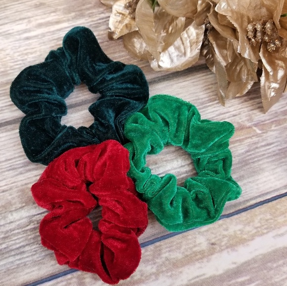 Brandy Melville Photo + 3 Velvet Holiday Scrunchie - Picture 3 of 6